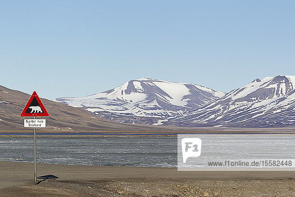 Europa  Norwegen  Spitzbergen  Svalbard  Longyearbyen  Eisbärenschild mit Stausee im Hintergrund