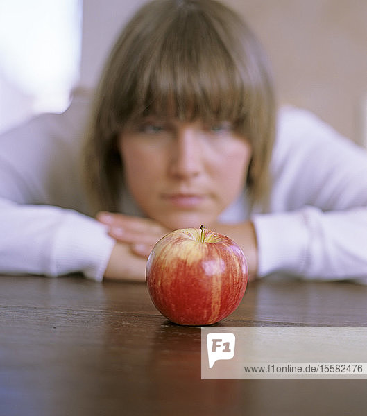 Frau  Fokus auf Apfel