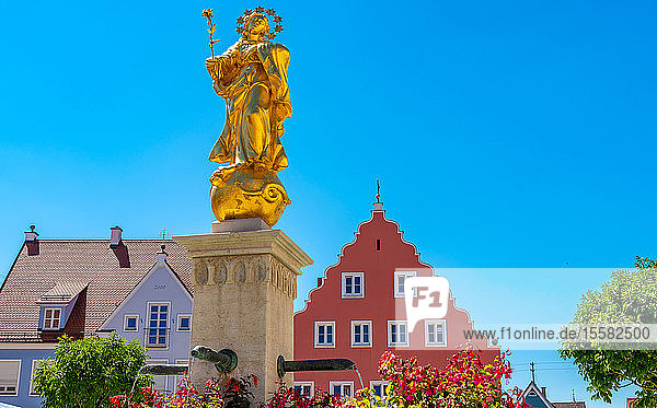 Tiefblick auf die Mariensäule bei klarem blauen Himmel in Bayern  Deutschland