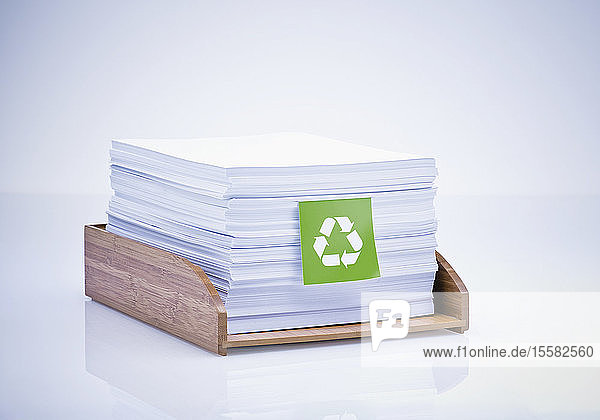 Recycling-Symbol auf Papier