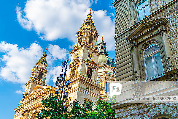 Tiefwinkelansicht der Stephansbasilika gegen den Himmel bei Budapest  Ungarn