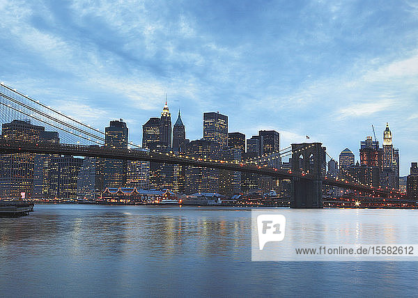 USA  New York  Manhattan  Blick auf die Brooklyn-Brücke mit der Stadt im Hintergrund
