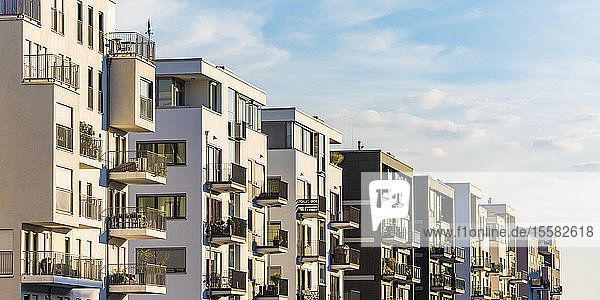 Außenansicht von modernen Wohngebäuden gegen den Himmel in Frankfurt  Deutschland