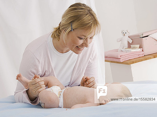 Deutschland  Mutter spielt mit einem kleinen Jungen (2-5 Monate)