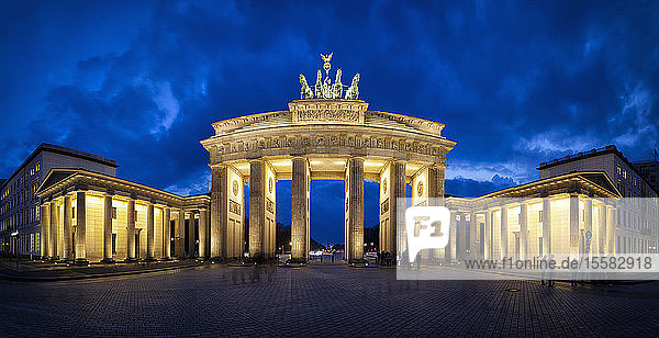 Deutschland  Berlin  Menschen am Brandenburger Tor