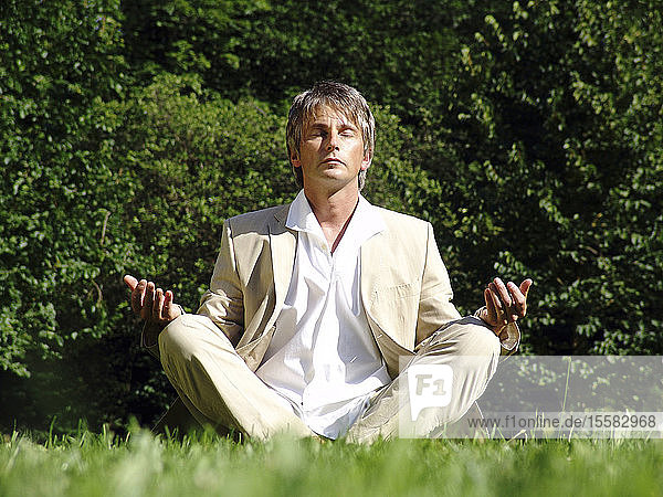 Mann auf der Wiese  meditierend