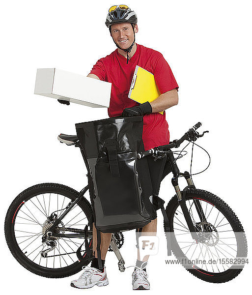 Porträt eines Kuriermanns mit Fahrrad und Rucksack  lächelnd