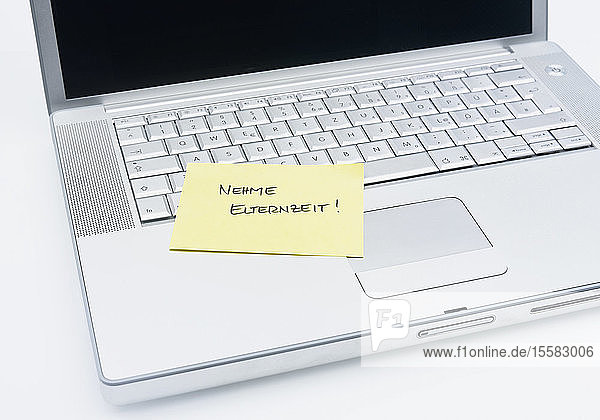 Notiz auf Laptop-Tastatur  Nahaufnahme