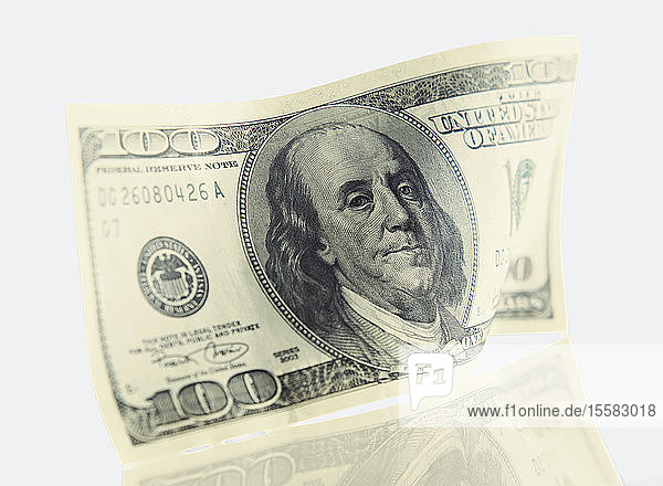 Nahaufnahme einer Hundert-Dollar-Note auf weißem Hintergrund