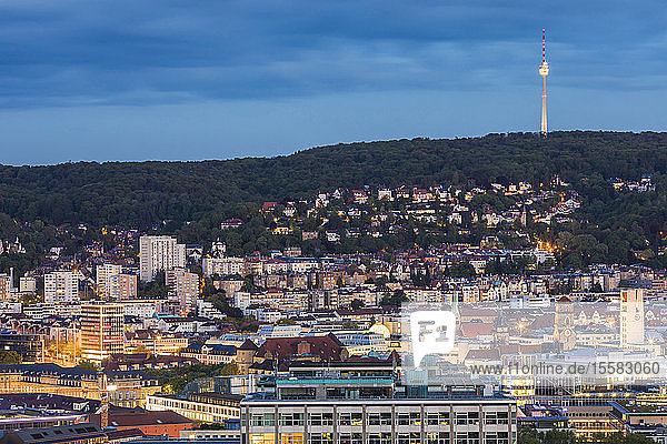 Außenansicht beleuchteter Gebäude und Kommunikationsturm gegen den Himmel in der Abenddämmerung in Stuttgart  Deutschland