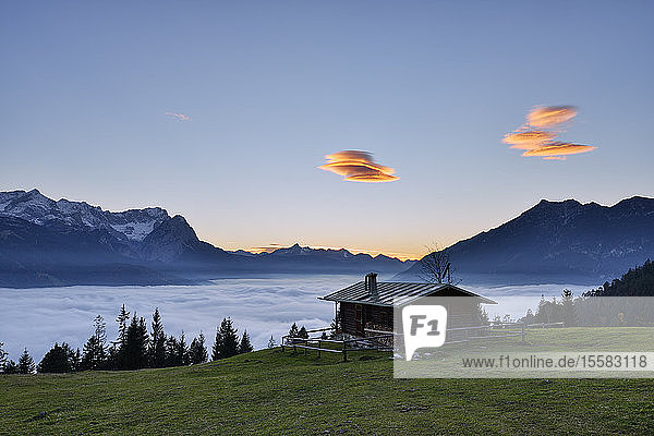 Blockhaus am Mt. Wank mit schöner Zugspitze und nächtlicher Wolkenlandschaft im Hintergrund  Bayern  Deutschland