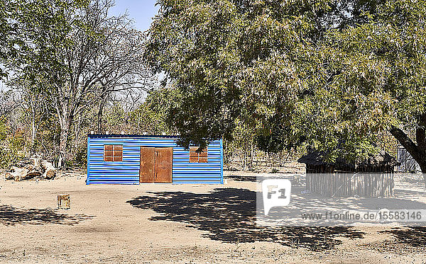 Blaues Haus in kleinem Dorf am Caprivi-Streifen  Namibia