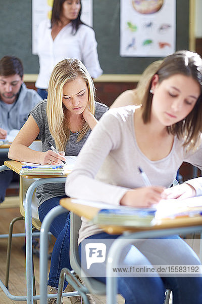 Studenten im Klassenzimmer mit einer Prüfung