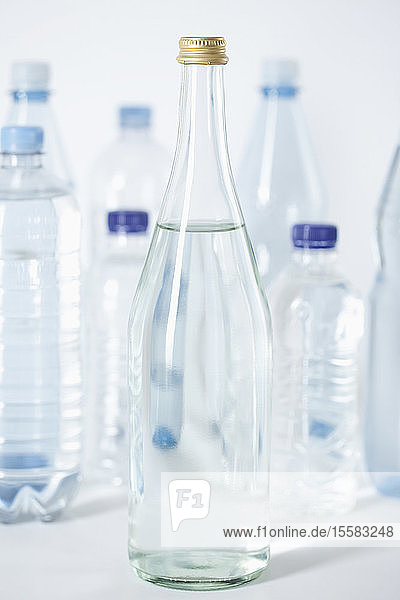 Glasflaschen und Plastikflaschen  Nahaufnahme