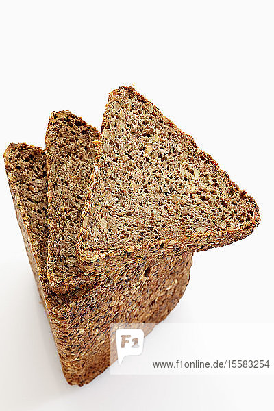 Mehrkorn-Roggenbrotscheiben auf weißem Hintergrund