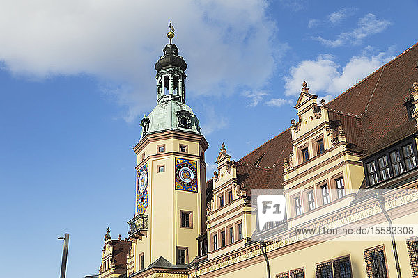 Niedrigwinkelansicht des Rathausturms gegen den blauen Himmel in Leipzig bei sonnigem Wetter  Sachsen  Deutschland