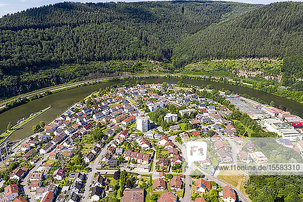 Luftaufnahme von Häusern an Fluss und Bergen bei Sonnenschein  Hessen  Deutschland