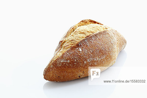 Baguette-Rolle auf weißem Hintergrund