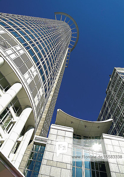 Deutschland  Frankfurt  Blick auf Bank mit Wolkenkratzer