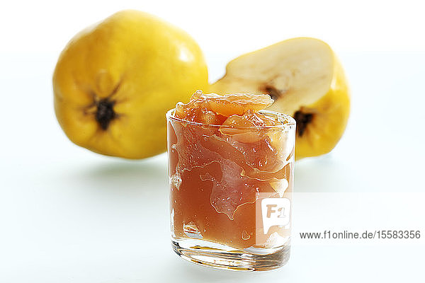 Quitten mit Marmelade im Glas Nahaufnahme