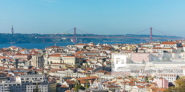 25. April Brücke und Stadtbild bei strahlend blauem Himmel in Lissabon  Portugal