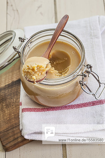 Einmachglas mit hausgemachtem Ghee