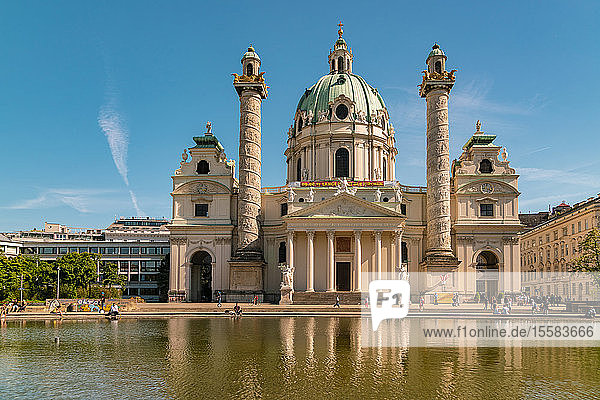 Karlskirche vor dem Teich in Wien  Österreich