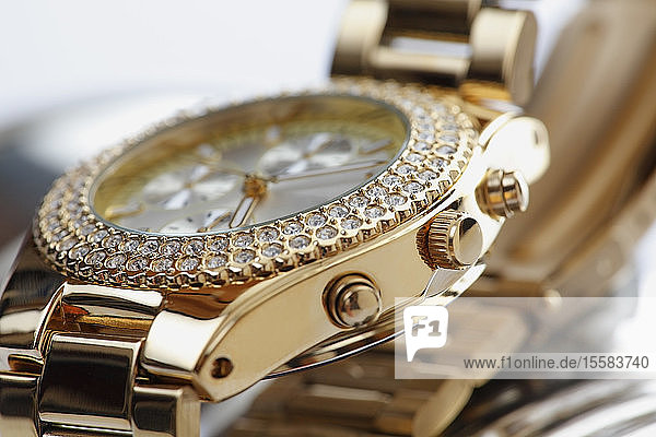 Goldene Armbanduhr mit Juwelen  Nahaufnahme