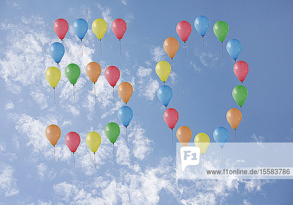 50-jähriges Jubiläum aus Luftballons gegen den Himmel