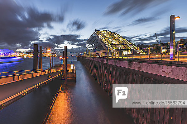Ansicht des Dockland-Gebäudes an der Elbe gegen den Himmel in Hamburg in der Abenddämmerung  Deutschland