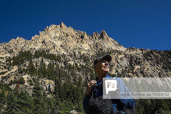Lächelnder Mann beim Wandern in den Sawtooth Mountains in Stanley  Idaho  USA