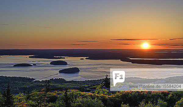 Inseln in der Frenchman Bay bei Sonnenaufgang im Acadia National Park  USA