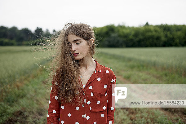Frau mit rotem Polka-Dot-Hemd in einem Weizenfeld