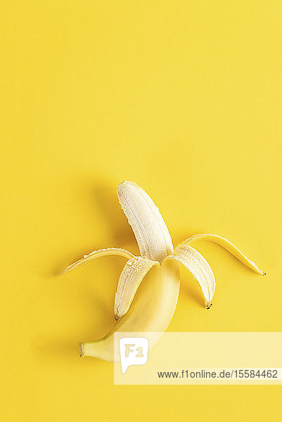 Banane auf gelber Oberfläche