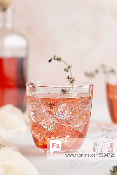 Rosa Cocktail mit Eiswürfeln