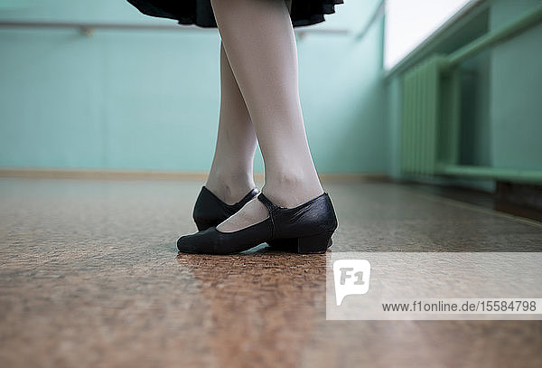Füße einer Balletttänzerin mit schwarzen Schuhen