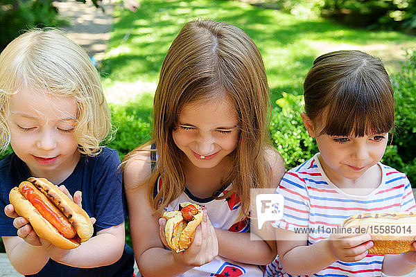 Kinder essen Hot Dogs