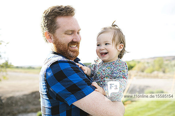 Vater und kleines Mädchen lächelnd