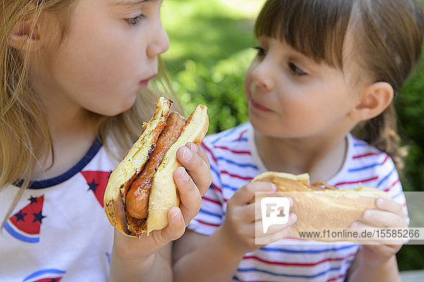 Mädchen essen Hot Dogs