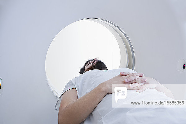 Junger männlicher Patient mit einem CT-Scan in der radiologischen Abteilung