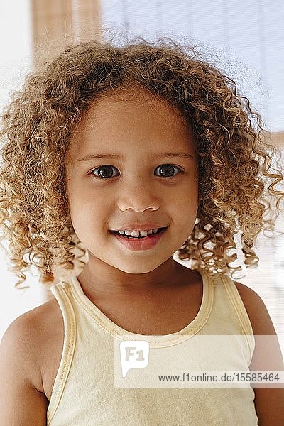 Porträt eines kleinen Mädchens mit Afro-Haar