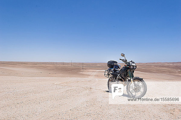 Landschaft mit am ländlichen Straßenrand abgestelltem Motorrad  Arequipa  Peru