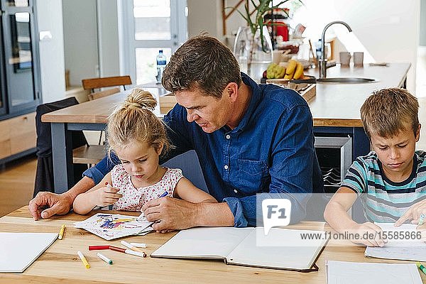 Eltern helfen Kindern bei den Hausaufgaben zu Hause