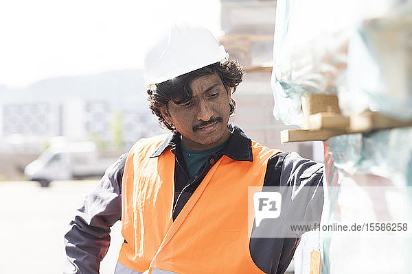 Männlicher Ingenieur auf Baustelle bei der Inspektion von Baumaterialien