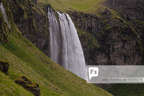 Landschaftsausschnitt eines Wasserfalls Seitenansicht Selfoss Arnessysla Island
