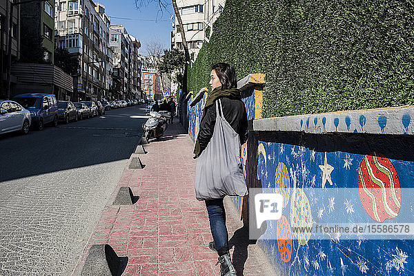 Frau erkundet Stadt  Istanbul  Türkei