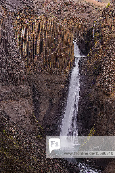 Blick auf Felsformation Erosion und Wasserfall Hofn Austur-Skaftafellssysla Island