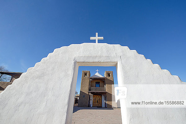 Adobe-Kirche im Taos Pueblo  UNESCO-Weltkulturerbe  Taos  New Mexico  Vereinigte Staaten von Amerika