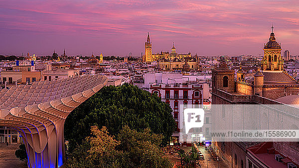 Sonnenuntergang über der Stadt Sevilla Andalusien  Spanien