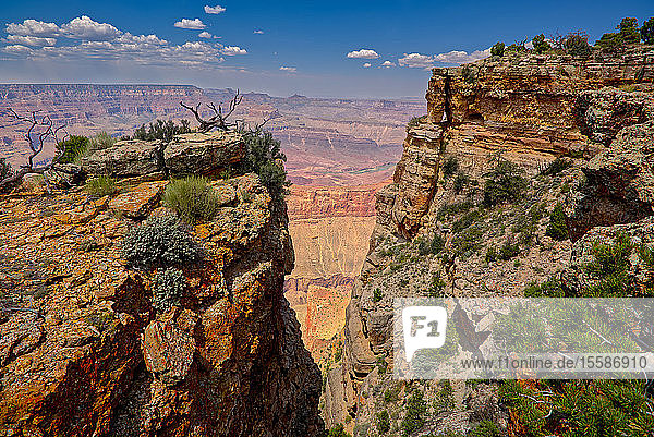 Blick auf den Grand Canyon zwischen zwei Klippen mit einem Felsenfenster auf der rechten Seite  westlich von Pinal Point am Südrand  Grand Canyon National Park  UNESCO-Weltkulturerbe  Arizona  Vereinigte Staaten von Amerika